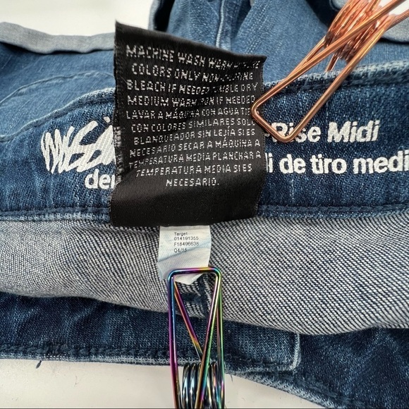 Mossimo Supply Co Distressed Mid Rise Midi Cuffed Hem Jean Shorts Size 25 Womens - Picture 5 of 5